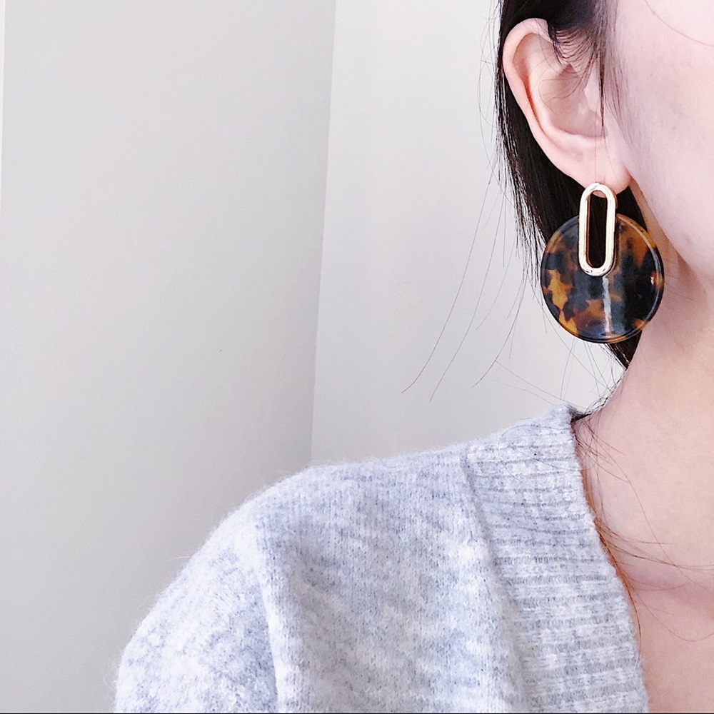 Last one Resin Tortoise Shell Hoop Dangle Earrings - Picture 6 of 6